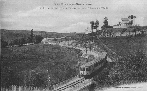 Le train jaune sortant de la gare
